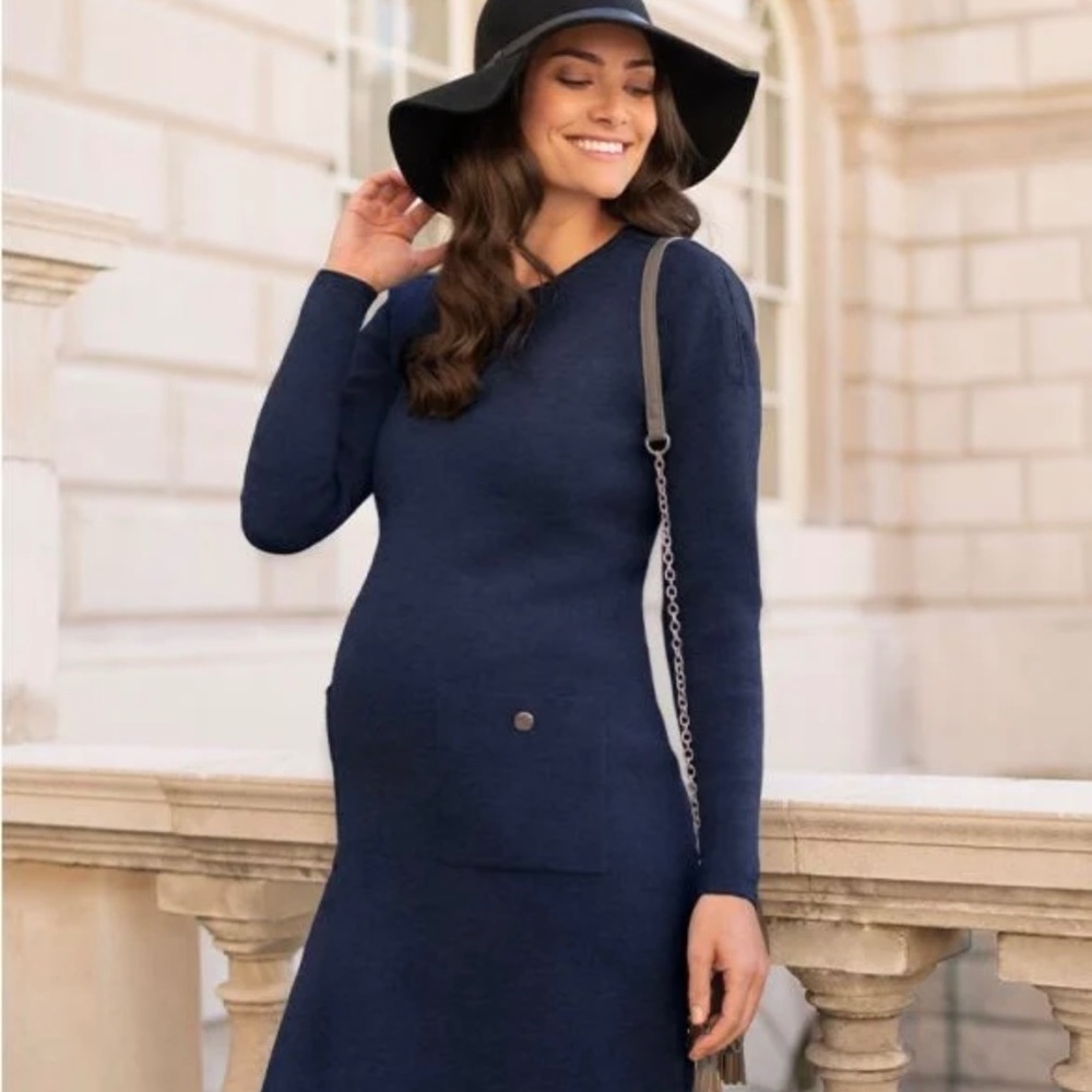 Knitted maternity and nursing dress with pockets